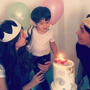 Celebración de cumpleaños de una familia