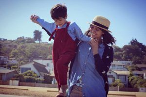 Román y mamá en la playa con jardinera