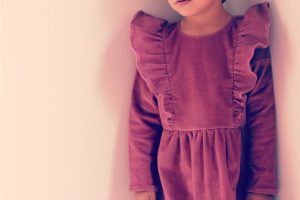 Vestido de cotelé rosado con volantes