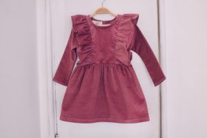 Vestido de cotelé rosado con volantes/vuelitos