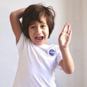 Niño con polera de la NASA