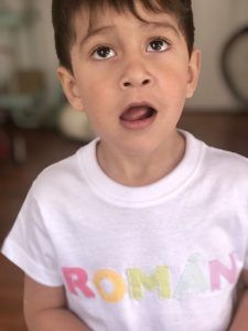 niño con polera blanca personalizada