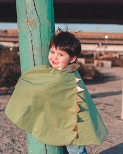Niño con capa