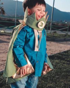 Niño con capa y corona de cumpleaños
