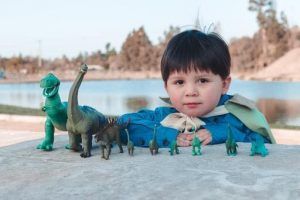 Niño con dinosaurios