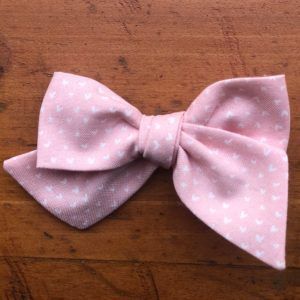 Moño rosa claro con corazones
