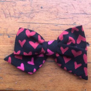 Moñito negro con corazones rojo, fucsia, rosa en degradé