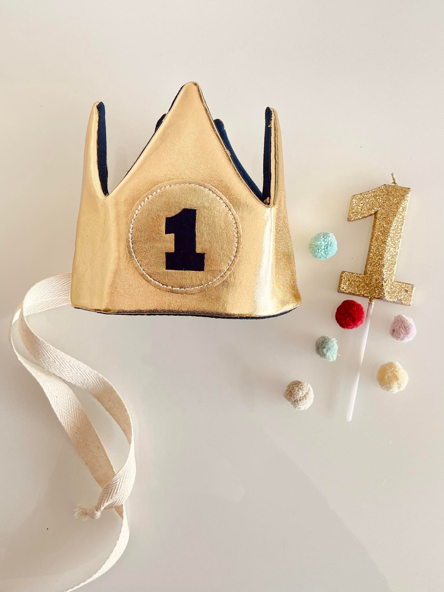 Corona Reversible azul con estrellas doradas con 1 número a elección con broche - Imagen 4
