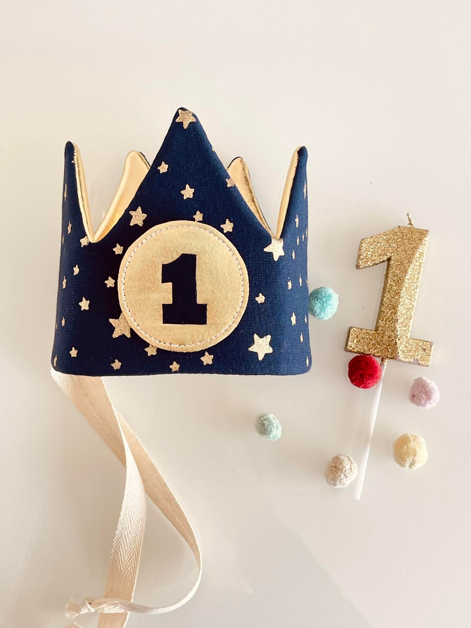 Corona Reversible azul con estrellas doradas con 1 número a elección con broche - Imagen 3