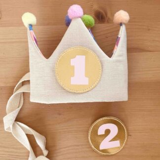 Set oferta: Corona reversible beige con pompones y reverso de sirenita + 2 números  (1 y 2)