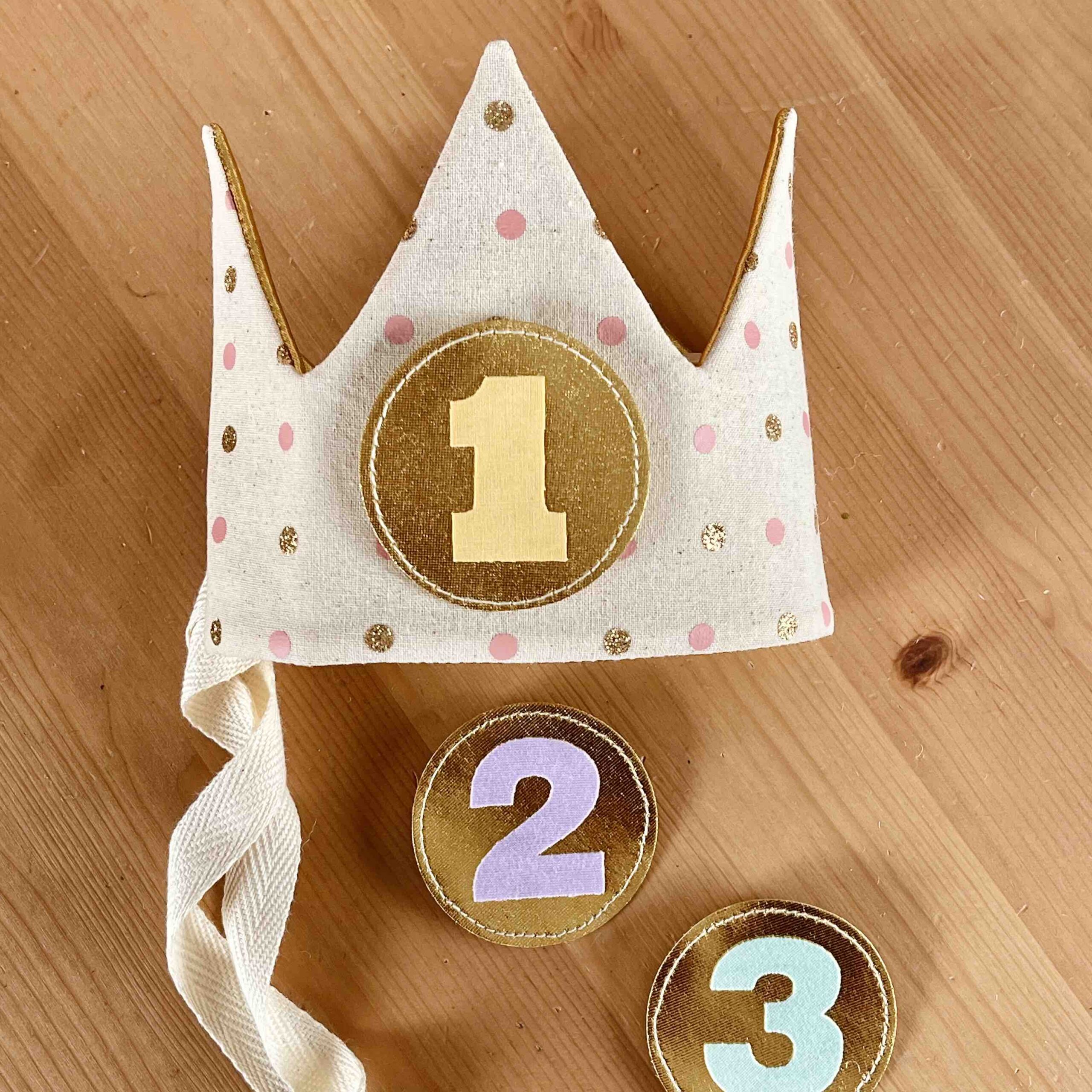 Set Oferta Inteligente único: 1 corona delicada con pintitas de algodón + 3 números de colores: 1, 2 y 3